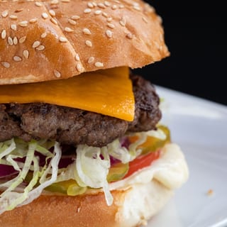 1/2lbs ANGUS CHEESEBURGER